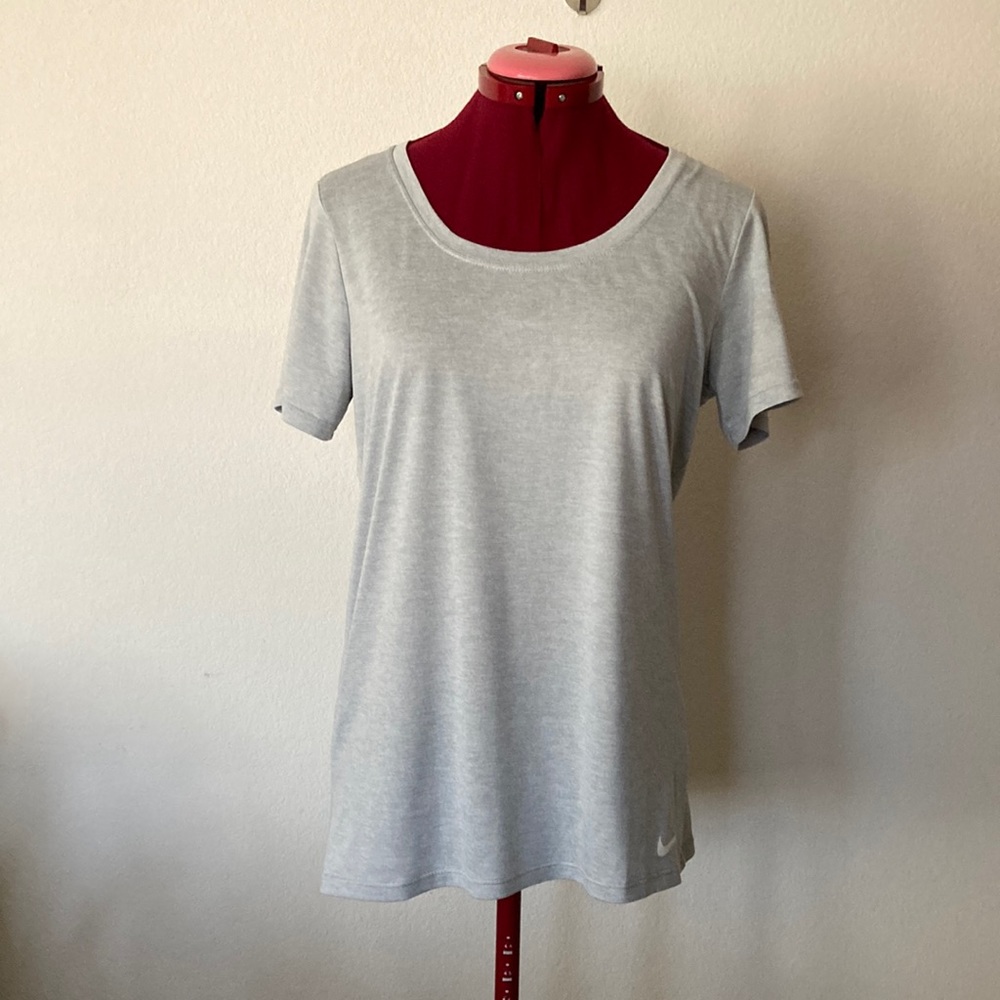 NIKE DRI FIT Size Medium silver gray short sleeve tee scoop neck 100% polyester